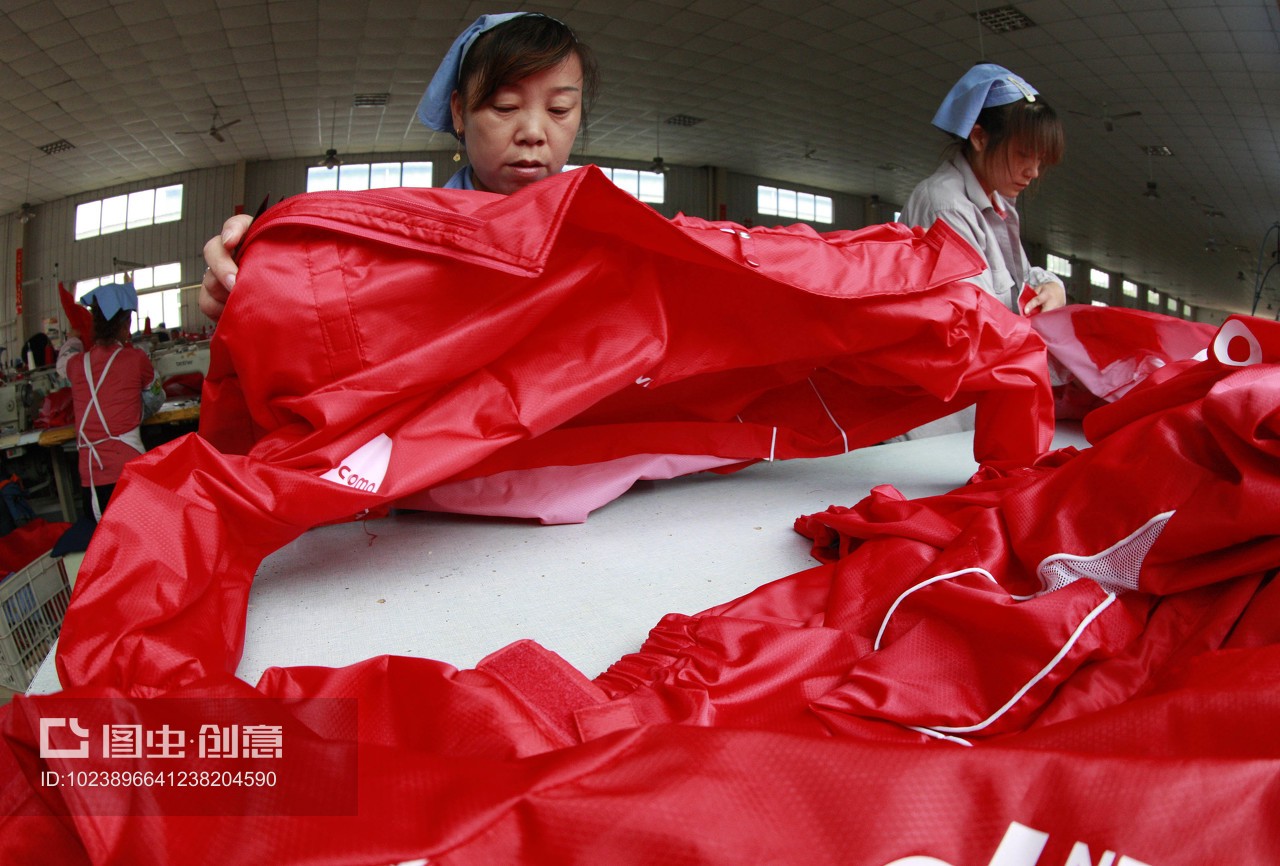 安徽省淮北市秋艳服装厂,女工在生产车间内加工出口到欧美地区的服装产品。